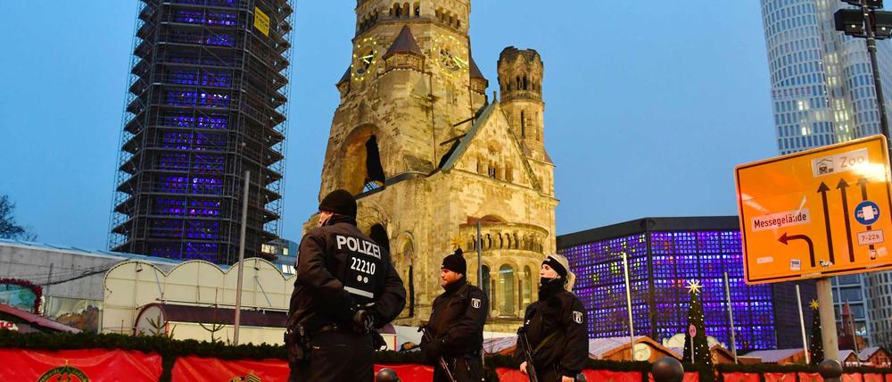 Polizisten bewachen den Breitscheidplatz nach dem Anschlag vom Dezember.