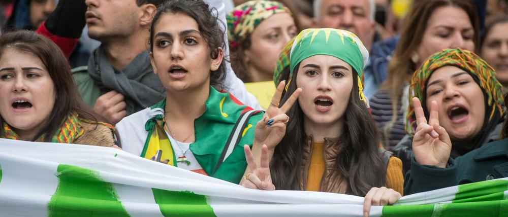 Ein Konflikt, der einen nicht kaltlässt: Viele tausend Menschen demonstrierten am Sonntag in Berlin für die Sache der Kurden.