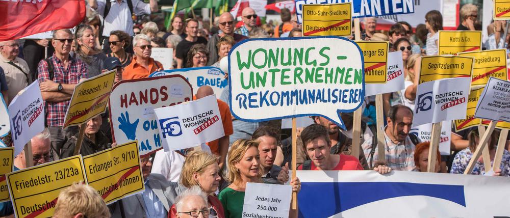 In Berlin wächst der Widerstand gegen steigende Mieten und Immobilienspekulanten, wie hier im September bei einer Kundgebung mehrere Initiativen.
