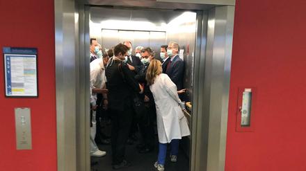 Im April nahmen es mehrere Politiker bei einem Besuch der Uniklinik Gießen mit dem Abstand im Fahrstuhl nicht ganz so genau.