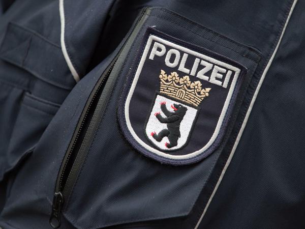Das Wappen der Berliner Polizei an einer Polizeijacke - es handelt sich um ein Hoheitszeichen. 