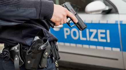Ein Polizist mit einer Pistole von Heckler&amp;Koch (Archivbild).