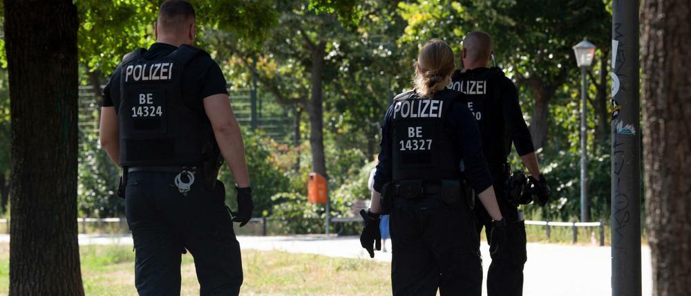 Polizeibeamte sind einem Einsatz gegen Drogendealer im Görlitzer Park unterwegs.