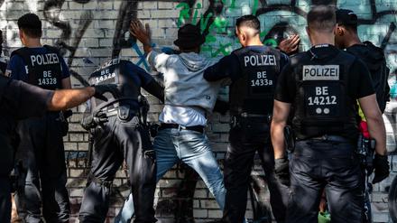 Polizeibeamte kontrollieren im Görlitzer Park einen mutmaßlichen Drogendealer.