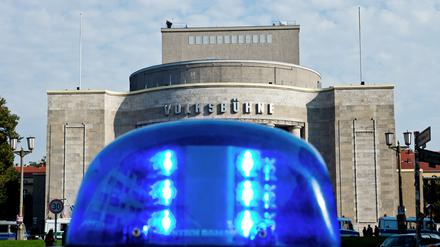 Das Blaulicht eines Polizeifahrzeugs vor der Volksbühne Berlin 