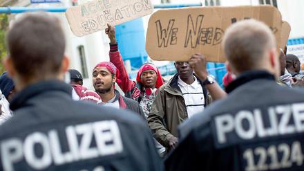 Flüchtlinge des Protestcamps am Oranienplatz protestieren vor dem Roten Rathaus in Berlin.
