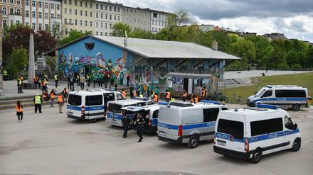 So viel Polizei ist auch im Görlitzer Park nicht normal - das Bild stammt vom 1. Mai 2020.