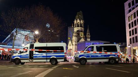 Nach Hinweisen auf einen möglicherweise verdächtigen Gegenstand hat die Polizei am Samstagabend den Berliner Weihnachtsmarkt an der Gedächtniskirche geräumt.