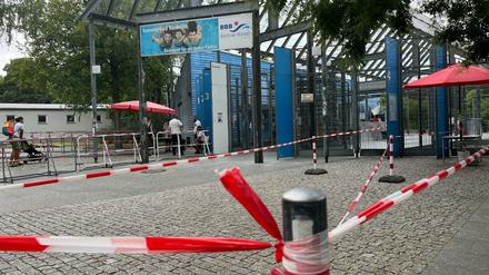 Der Eingang des Columbiabads in Neukölln – hier hat die Berliner Polizei eine mobile Wache eingerichtet.