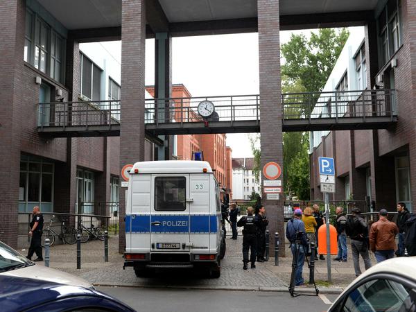 Die Berliner Polizei riegelte am Freitag das Gebäude der Paula-Fürst-Gemeinschaftsschule in Charlottenburg rasch ab.