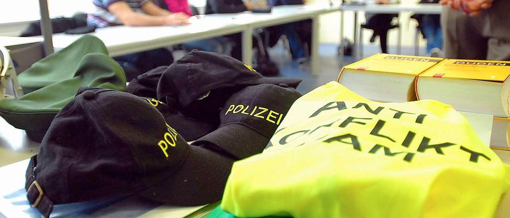 Trainingsuniform. Im Berufsbildungswerk Kreuzberg werden Jugendliche mit Migrationshintergrund auf eine Ausbildung bei der Polizei vorbereitet.