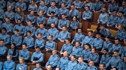 Polizeibeamte bei der feierlichen Vereidigung der Berufsanfänger des mittleren und gehobenen Dienstes bei der Berliner Polizei.