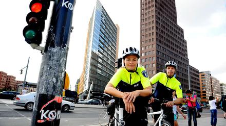 Polizeioberkommissarin Andrea Barthels und Polizeihauptkommissar Sascha Ziegler. Er ist Leiter der Fahrradstaffel. 