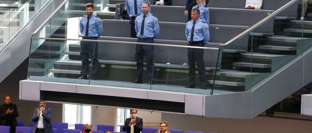 Der Bundestag dankt den Polizisten gedankt, die sich dem Vordringen von Demonstranten zum Reichstagsgebäude in Berlin entgegengestellt hatten.