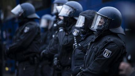 Berliner Polizisten im Einsatz am Rande einer Demonstration.