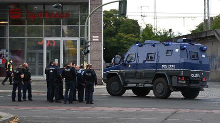 Einsatzkräfte der Polizei stehen in der Bahnhofstraße vor dem Forum Köpenick.