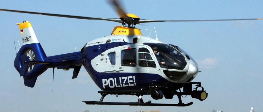 Rettungskräfte suchen nach dem vermissten Paddler im und am Uckersee.