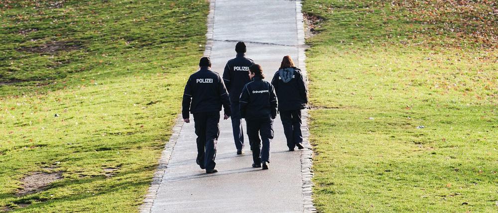 Streife von Polizei und Ordnungsamt im Görlitzer Park. 