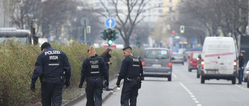 Polizisten suchen nach Spuren. Bei einer Verkehrskontrolle in Berlin-Neukölln ist im Dezember ein Polizist angefahren und verletzt worden.