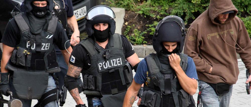Die Berliner Polizei darf sichtbare Tätowierungen nicht verbieten. 