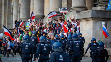 Angriff der Reichsbürger. Am 29. August2020 versuchten Reichsbürger gemeinsam mit Coronaleugnern und Rechtsextremisten, das Reichstagsgebäude zu stürmen. 