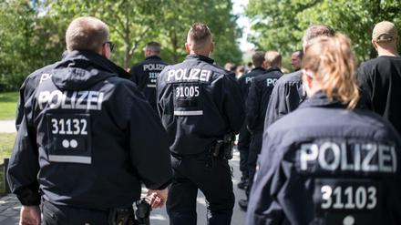 Polizisten gehen beim Kreuzberger Maifest 2018 durch den Görlitzer Park.