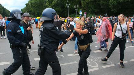 Im Sommer war es wiederholt zu Auseinandersetzungen zwischen der Polizei und Querdenker-Demonstranten gekommen.