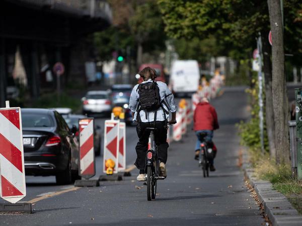 Radfahrer sind auf dem Pop-up-Radweg am Halleschen Ufer unterwegs. Die Pandemie macht plötzlich möglich, was Jahre lang undenkbar schien.
