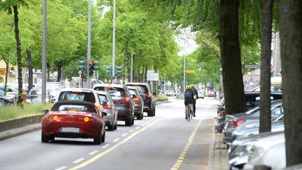 Links Autos, rechts Radfahrer - für Rettungswagen kann es auf einstmals zweispurigen Straßen wie der Kantstraße durch Pop-up-Radwege eng werden.