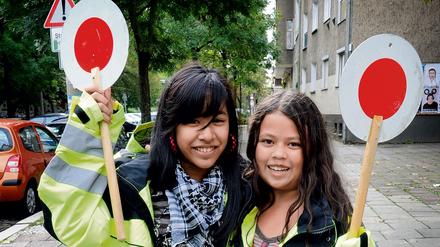 Porträt von (links nach rechts) Nathalie Behrendt und Melanie Eberlein (beide 11), die sich an der Carl-Humann-Grundschule in der Scherenbergstraße 7 in Berlin-Prenzlauer Berg ehrenamtlich als Schülerlotsen engagieren. Aufgenommen am 9. September 2011 für die Seite "Wer hilft wem". 