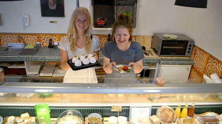 Mutter-Tochter-Gespann. Während Ute Rohrbeck im mecklenburgischen Rögnitz den Ziegenkäse in Handarbeit herstellt, verkauft ihre Tochter Lale (rechts) den Käse im Kreuzberger Laden. 