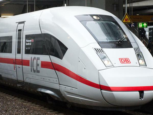 Direkter Vergleich: Der Zug der neuen Baureihe ICE 4 (rechts) steht im Bahnhof Südkreuz in Berlin, während links ein ICE T vorbeifährt (Klick auf das Bild zeigt die volle Ansicht).