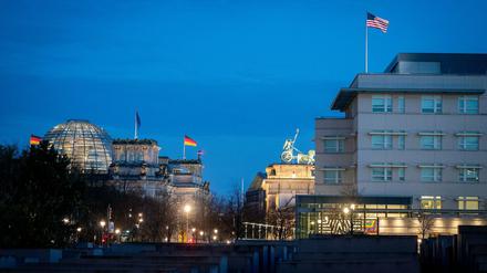 Die Flagge der Vereinigten Staaten von Amerika weht auf der US-Botschaft neben dem Brandenburger Tor.