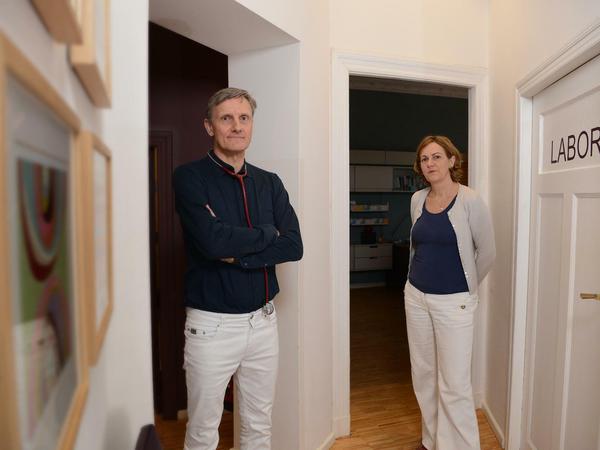 Sylvia Grotjohann-Ernst und Manuel Fassbender in ihrer Gemeinschaftspraxis in Berlin Zehlendorf. 