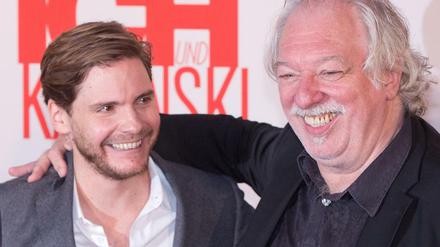 Da sind sie wieder: Schauspieler Daniel Brühl (l.) und der Regisseur Wolfgang Becker bei der Premiere des Kinofilms "Ich und Kaminski".