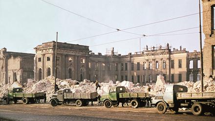 Die Trümmer des Potsdamer Stadtschlosses werden weggefahren. 