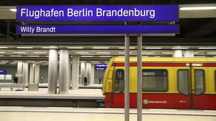 Nächster Halt: Flughafen-Bahnhof. Die S-Bahn rollt hier rein, damit die Luft nicht steht und es damit schimmelt.