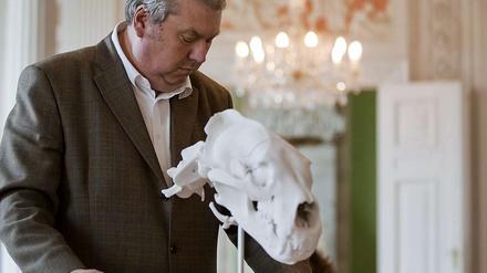 Zoodirektor Bernhard Blaszkiewitz der Pressekonferenz neben einem Modell des Schaedels des verstorbenen Eisbaeren Knut.