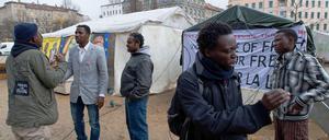 Flüchtlinge am Oranienplatz. Sie erhalten demnächst eine Übergangsunterkunft. 