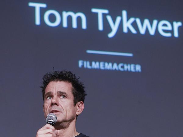 Filmregisseur Tom Tykwer bei der Pressekonferenz der Holzmarkt-Genossenschaft 