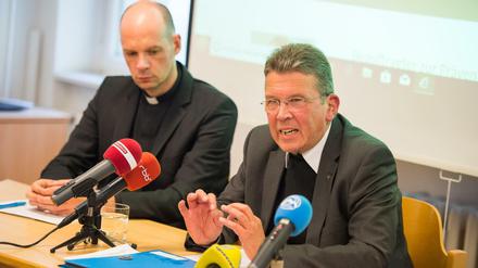 Pater Manfred Kollig (r), Generalvikar im Erzbistum Berlin und Regens Matthias Goy (l), Priester im Erzbistum Berlin.
