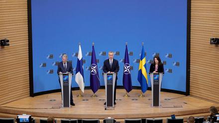 Schulterschluss nach Putins Forderungen: Pekka Haavisto (l), Außenminister von Finnland, und Ann Linde, Außenministerin von Schweden, im Nato-Hauptquartier mit Jens Stoltenberg im Januar. 