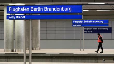 Der Bahnsteig des Bahnhofes des künftigen Flughafens Berlin Brandenburg. Gleise und Bahnanlagen sind startklar.