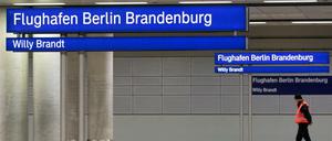 Der Bahnsteig des Bahnhofes des künftigen Flughafens Berlin Brandenburg. Gleise und Bahnanlagen sind startklar.