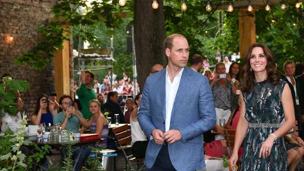 Der britische Prinz William und seine Frau Herzogin Kate im Garten von Clärchens Ballhaus.