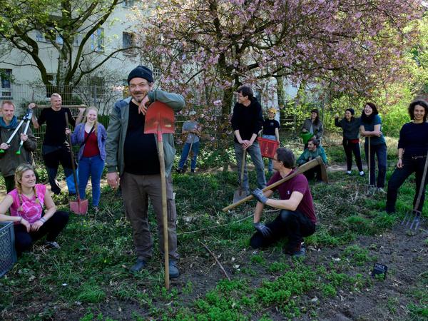 Gärtnerglück: Das Kollektiv rund um Robert Shaw (mit rotem Spaten) will die ehemalige Friedhofsfläche wieder mit Leben füllen.