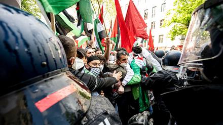 Polizei im Einsatz bei einer Demonstration palästinensischer Gruppen in Berlin-Neukölln