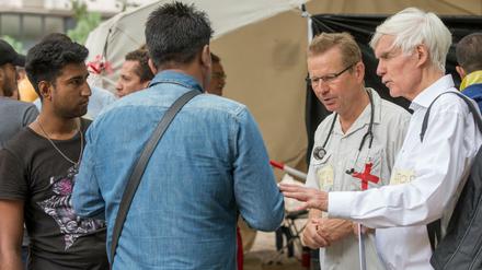 Auch freiwillig arbeitende Ärzte sind  vor dem Landesamt für Gesundheit und Soziales (Lageso) in Moabit unterwegs. Die Lage dort verbessert sich nur langsam.