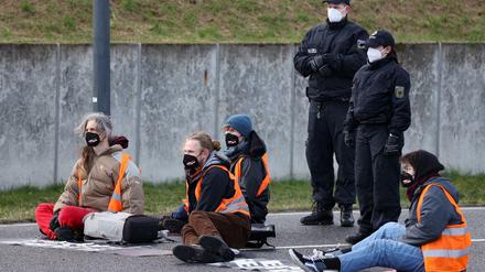 Ende Februar blockierten die Aktivist:innen der "Letzten Generation" unter anderem die Zufahrt zum Flughafen BER.