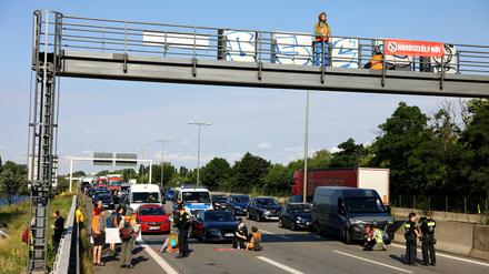Aktivisten der „Letzten Generation“ blockieren eine Autobahn in Berlin. 